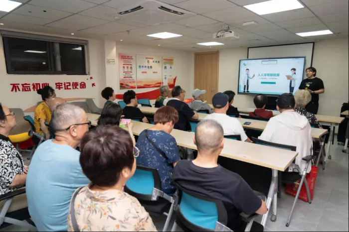 眼底内科在五马社区开展免费筛查（原报道配图）
